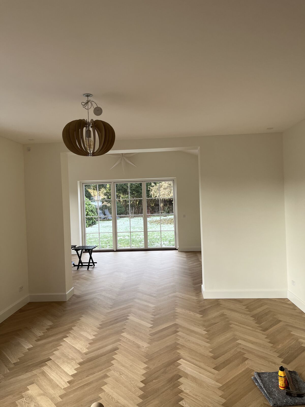 Renoveret stue med nyt sildebensparket